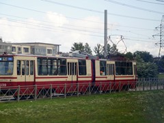 Ein Zug vom Typ LWS-86K ist auf der Linie 60 unterwegs. Er hat seine Fahrt in Pogranichnika begonnen
