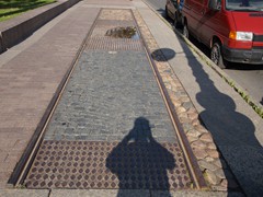 Ein Stck Gleis der Spurweite von1524 mm erinnert an die lteste  elektrifizierte Strecke auf der Admiralteiskaja  des Netzes in St. Petersburg. 1997 wurde die Strecke in der Admiraltejskaja eingestellt