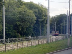 Die Straenbahn  Strecke entlang des Petergofskoye Schosse hat eine feste Fahrbahn