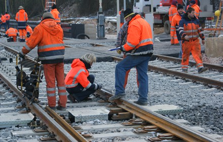 Man beachte die Arbeitskleidung bei vergleichbaren 
Arbeiten 2009. Dies ist nicht die Main Weser Bahn.
Aber nicht weit weg. Arbeiten im Bereich der U-Bahn Station Heddernheimer Landstraße.