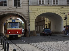 Museumswagen 6921 keruzt die Karlova. Vermutlich kennt jeder Prag Touri diese Stelle.