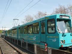 Ein Zug der Linie U5 in Preungesheim