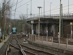 Das "Vorfeld" der Station Ginnheim. Im Hintergrund links das Wendegleis der Straenbahn. Die Gleise rechts sind die Gleise der Stadtbahn aus Richtung NWZ kommend