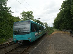 Ein U-4 Solo Zug der Linie U9 am ehm. Rbengleis in Niederursel