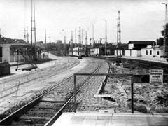 Die gleiche Perspektive vor dem Umbau. Im Hintergrund sind die Formsignale und das alte Stellwerk zu erkennen.
Links ist die alte Station zu erkennen.