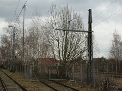 Der "Galgen" am Übergabegleis zur DB sollte notfalls den Stromabnehmer abreißen, da 15 kv Bahnstrom die Systeme der Taunusbahnloks überfordert hätte.