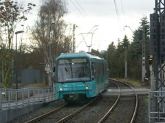 Ein Zug der Linie U2 fährt in die Station Kalbach ein