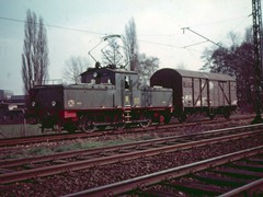 Die Besonderheit der Taunusbahn war der Güterverkehr bis in das Jahr 1982
Hier die Akku Lok 2020 auf dem Übergabegleis der VDM Werke