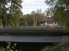 Die alte Brücke über den Urselbach. Im Hintergrund ist die neue Streckenführung zu erkennen.