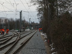 Eine Betriebsunterbrechung der Linien U1 und U3 war notwendig um mit großem Personalaufwand den Anschluß der neuen Gleise an die bestehenden Strecken zu ermöglichen.
