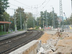 Erst wurde der Bahnsteig stadteinwärts in die neue Lage gebracht und erneuert 