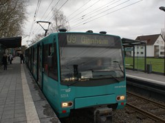 Von Nieder Eschbach kommend erreicht die Linie U9 die Station Kalbach