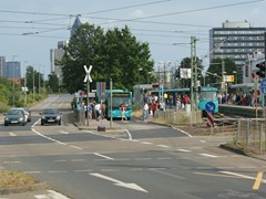 In Richtung Heerstraße beginnt er an der Station Industriehof der Linie 34.