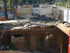 Das Loch für die Kanalarbeiten wurde nun erweitert.....