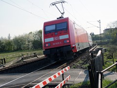 E 101 035-4 unterwegs auf der Main Weser Bahn