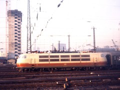 E103 verlässt mit einem D-Zug Frankfurt am Main