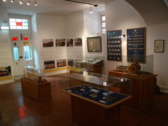 Die Ausstellung befindet sich im Eingangsgebäude, zu den Exponaten....