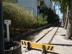...an der sonst schlichten Stumpfendstelle in Sintra bei Kilometer 11 beginnt die Strecke. Früher führte sie bis zm Bahnhof Sintras.