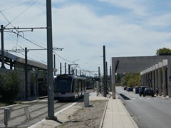 Links die Bahnsteigeder Regionalbahnen, rechts das Empfangsgebäude.