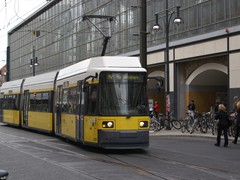 Ein GT6-99ZR am Bahnhof Friedrichstraße