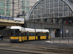 Ein Zug der Lnie M5 verlässt den Bahnhof Friedrichstraße Richtung Hackscher Markt