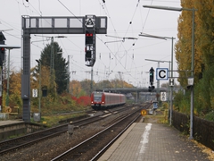 Diese Signalbrücke hat den Umbau des Rödelheimer Bahnhofs überlebt.