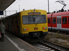 Solch profanes ist die Regel in Bad Homburg anzutreffen, neben dem ET423
Es handelt sich um einen  Dieseltriebwagen vom Typ VT 2E. Dieser ist in Anlehnung an den DT2 der Hamburger Hochbahn von LHB gebaut