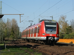 ET 423 305-2 als S6 passiert das Stellwerk in Ginnheim Richtung Frankfurt Süd