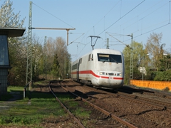Freundlicher Gruß eines freundlichen Lokführers
ET 401 in Ginnheim. An diesem Tag fuhren umleitungsbedingt ICE über die Main-Weser Bahn.