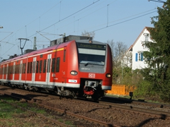 ET 425 507-0 als "Hessenexpress" passiert das Stellwerk in Ginnheim Richtung Frankfurt Hauptbahnhof