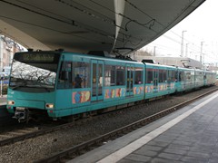 Ein aus U-4 Wagen gebildeter Zug der Linie U2 Richtung Sdbahnhof.
