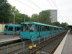 Denn in Ginnheim sind Stadt und Straenbahn am gleichen Bahnsteig verknpft.