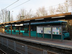 ...Ginnheim. Seit 2010 auch von der Linie U9 bedient.