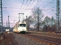 Hier ein Mt-mt Zug in Hhe der VDM Werke in Hededernheim
An dem Signal B 2 - Rautentafel ist zu erkennen, dass hier nach EBO gefahren wurde.