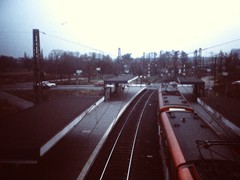 
Hier sieht man die Station im Ursprungszustand. Noch ohne die Rosa-Luxemburg-Strae.
Noch mit Bahnbergang "Heddernheimer Landstrae".