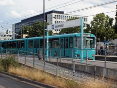 Ein Zug der Linie U7 in der Station industriehof
