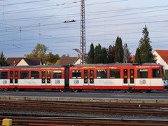 Anlässlich des 50er Jubeläums erhielten zwei U5 Wagen zur Hälfte die ursprüngliche Lackierung der Stadtbahn