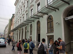 Von außen ist die zweit tiefstgelegene Metro Station der Welt, Admiralteiskaja, recht unscheinbar in einem Gebäude untergebracht Sie liegt 86 Meter unter der Oberfläche. 