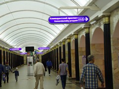 Die Bahnsteighalle der Station Admiralteiskaja