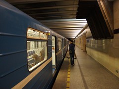 Bahnsteig der Station Sportiwnaja Richtung Shushary