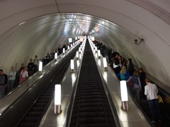 Eine Rolltreppe von 187 Metern bringt die Fahrgäste zu einer Zwischenebene. Von dort geht es nochmals tiefer. hinunter.