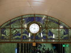 Dieses Kunstwerk ist über dem Zugang der 85 Meter tiefen Bahnsteighalle der Station Admiralteiskaja 