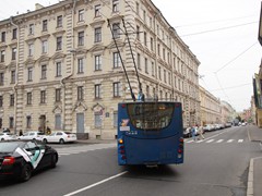 Weit ausladende Stromstangen