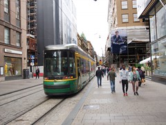 Folgen wir diesem Zug und biegen rechts ab, kommen wir....