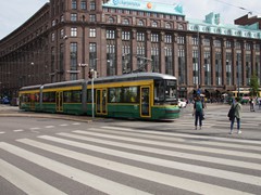 Die Linie 7 im Hintergrund ist in der Gleisverschlingung unterwegs