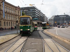 Auf Linie 2 bzw.3 sind wie bereits gesehen beide Fahrzeugtypen anzutreffen. Hier am Bahnhof