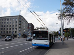 Die Station Vabaduse Väljak. liegt vor der einzigen Kreuzung mit der Straßenbahn, die dieser Bus....