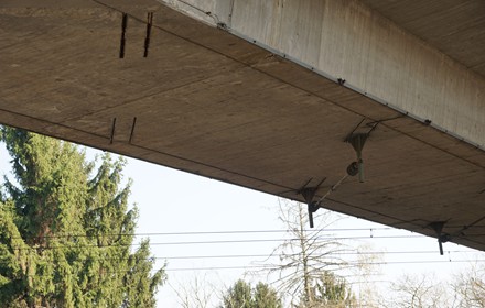 Ob diese Halterungen wiederverwendet werden können. An der Halterung im Vordergrund war vermutlich der Fahrdraht des Abstellgleises montiert.