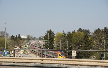 Fast die gleiche Perspektive im Jahr 2020. Die Bauarbeiten des viergleisigen Ausbaus sind im Gange