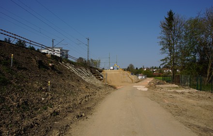 Einmal durch die Unterführung hindurch. Im Jahr 2020 zu erkennen, dass auch auf der anderen Seite des Damms die Verbreiterung naht